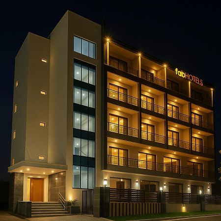 Fabhotel Satyam International Noida Exterior photo